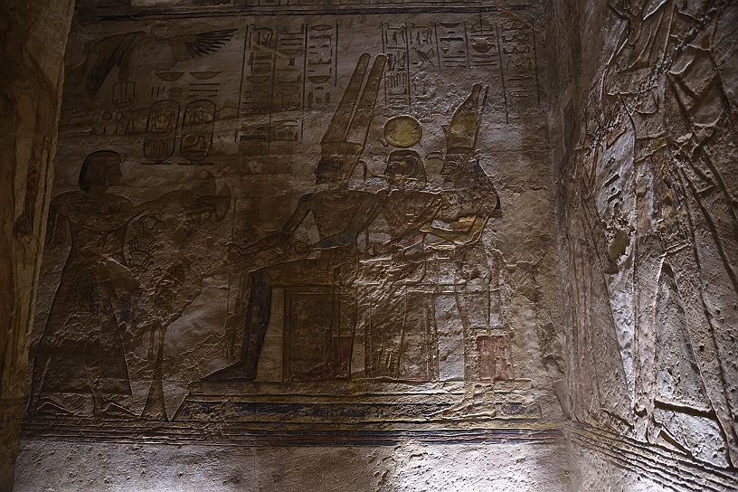 70 MAK_6536.jpg - Di fronte alle divinità il faraone Ramses II nell'atto di offrire incenso e libagioni.
